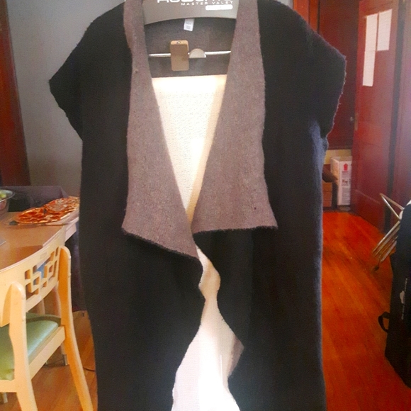 Cozy, shruggy sweater. Black and grey, with pockets! - Picture 1 of 3